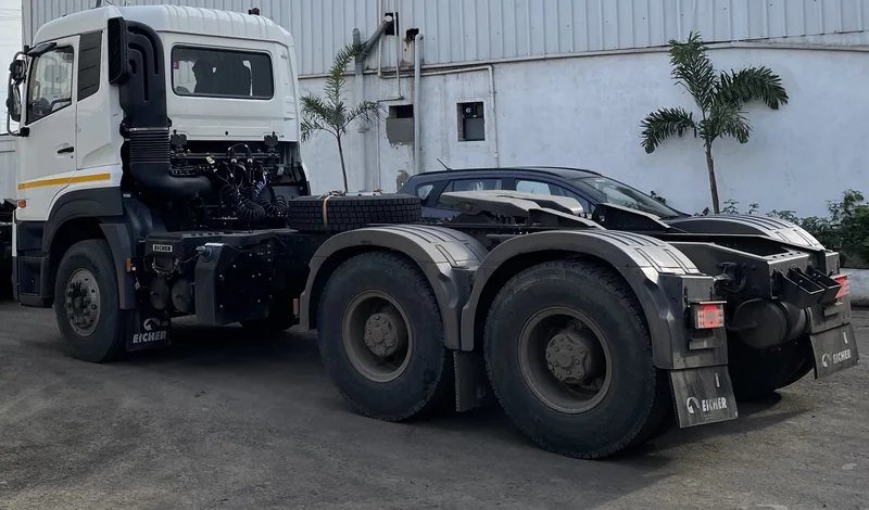 सफेद Eicher Pro 8055 भारी ट्रक