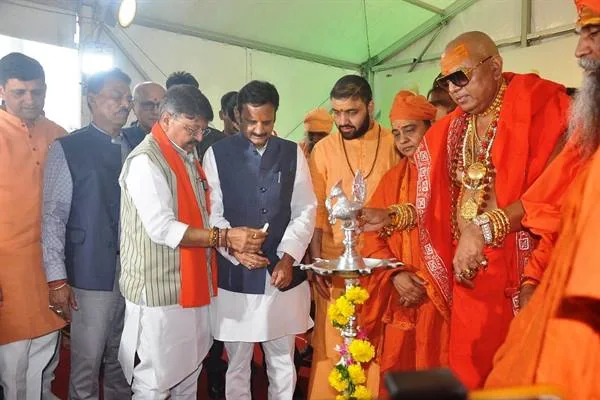 मंडप के नीचे संत, कलश और जनप्रतिनिधि पौधरोपण शुभारंभ पर खड़े हैं